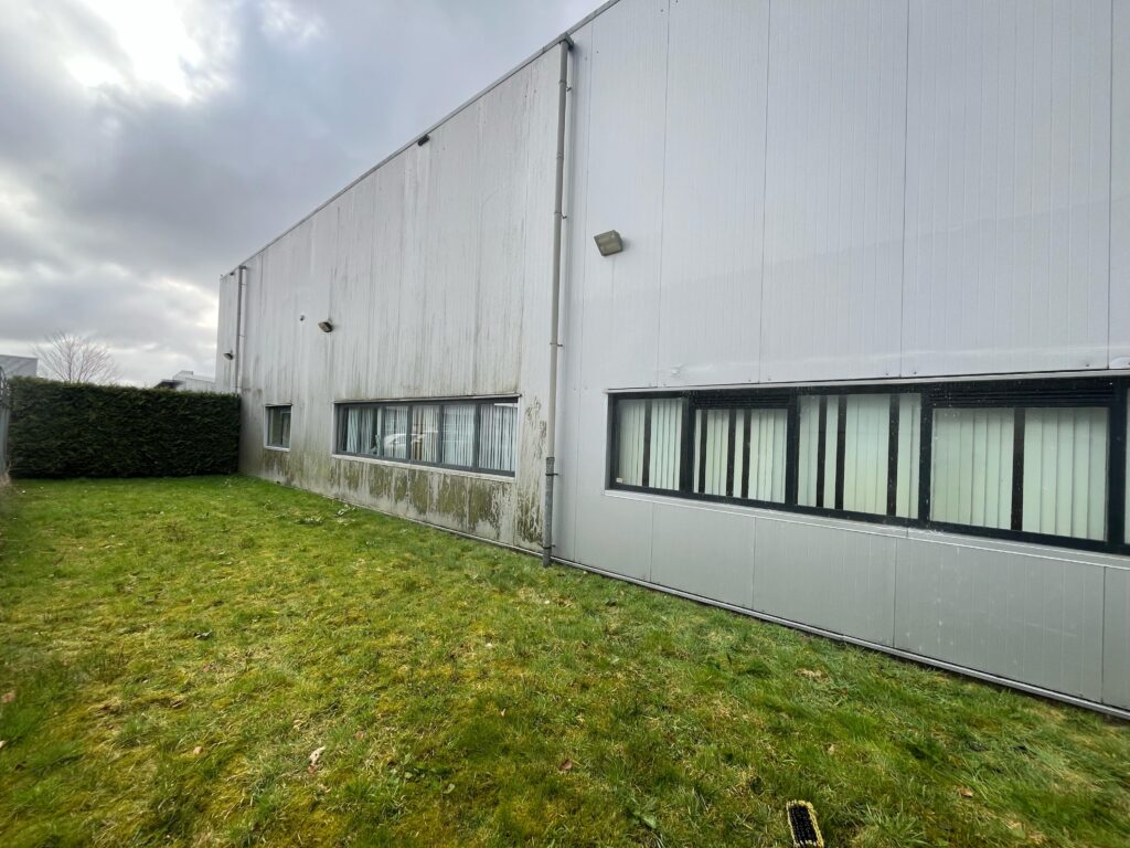 Voor en na foto van loodsreiniging door MultiMukx